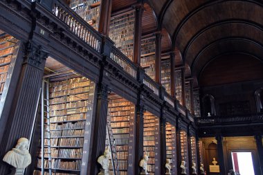 Dublin, İrlanda - 30 Mayıs 2017: Trinity College Dublin eski kütüphanesinde uzun Odaya.