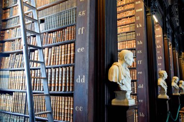 Dublin, İrlanda - 30 Mayıs 2017: Trinity College Dublin eski kütüphanesinde uzun Odaya.