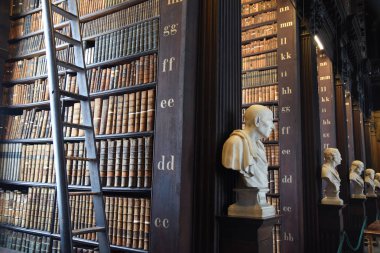 Dublin, İrlanda - 30 Mayıs 2017: Trinity College Dublin eski kütüphanesinde uzun Odaya.