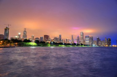 Chicago, Illinois, ABD - 22 Haziran 2018 - The Chicago manzarası bir fırtına Michigan Gölü arasında sonra geceleri.