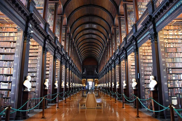 Dublin, İrlanda - 30 Mayıs 2017: Trinity College Dublin eski kütüphanesinde uzun Odaya.