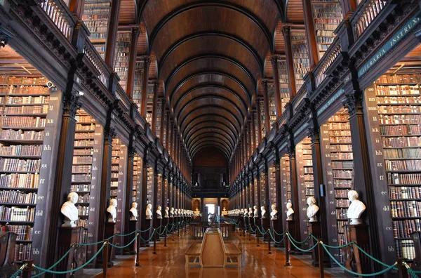 Dublin, İrlanda - 30 Mayıs 2017: Trinity College Dublin eski kütüphanesinde uzun Odaya.