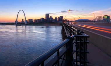 St. Louis, Missouri manzarası ve Gateway Arch Eads Köprüsü'nden.