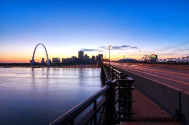 St. Louis, Missouri manzarası ve Gateway Arch Eads Köprüsü'nden.