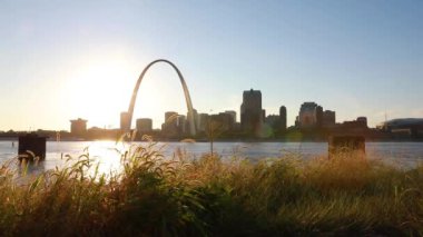 St. Louis, Missouri manzarası ve Gateway Arch.