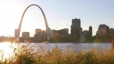 St. Louis, Missouri manzarası ve Gateway Arch.