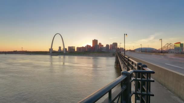 Louis Missouri Skyline Och Gateway Arch Från Eads Bridge — Stockvideo