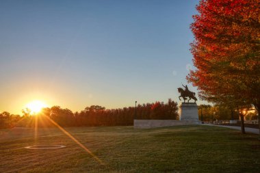 20 Ekim 2018 - St. Louis, Missouri - sanat tepede Forest Park, St. Louis, Fransa Kralı Louis IX Apotheosis St. Louis heykeli etrafında gündoğumu ve sonbahar yaprakları Missouri.