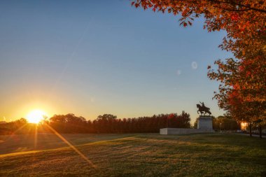 20 Ekim 2018 - St. Louis, Missouri - sanat tepede Forest Park, St. Louis, Fransa Kralı Louis IX Apotheosis St. Louis heykeli etrafında gündoğumu ve sonbahar yaprakları Missouri.