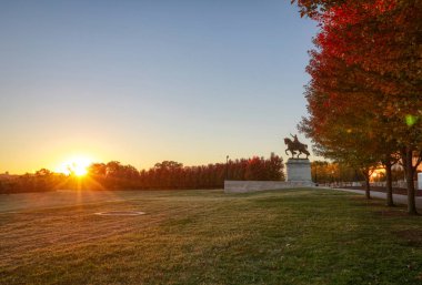 20 Ekim 2018 - St. Louis, Missouri - sanat tepede Forest Park, St. Louis, Fransa Kralı Louis IX Apotheosis St. Louis heykeli etrafında gündoğumu ve sonbahar yaprakları Missouri.