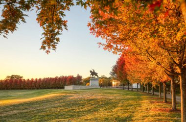 20 Ekim 2018 - St. Louis, Missouri - sanat tepede Forest Park, St. Louis, Fransa Kralı Louis IX Apotheosis St. Louis heykeli etrafında gündoğumu ve sonbahar yaprakları Missouri.