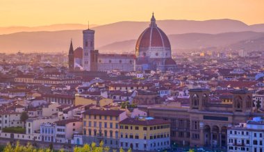 İtalya'nın Toskana bölgesinin başkenti Floransa üzerinde gün batımı.