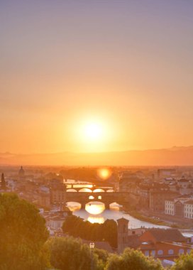 İtalya'nın Toskana bölgesinin başkenti Floransa üzerinde gün batımı.