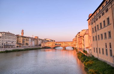 Floransa'da Arno Nehri ve Ponte Vecchio manzarası, İtalya.