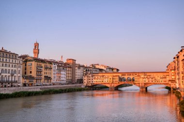 Floransa'da Arno Nehri ve Ponte Vecchio manzarası, İtalya.