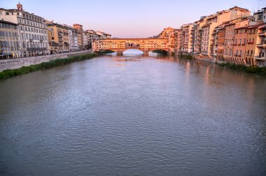 Floransa'da Arno Nehri ve Ponte Vecchio manzarası, İtalya.