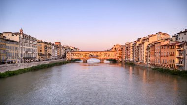 Floransa'da Arno Nehri ve Ponte Vecchio manzarası, İtalya.