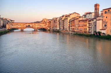 Floransa'da Arno Nehri ve Ponte Vecchio manzarası, İtalya.