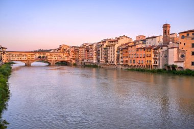 Floransa'da Arno Nehri ve Ponte Vecchio manzarası, İtalya.