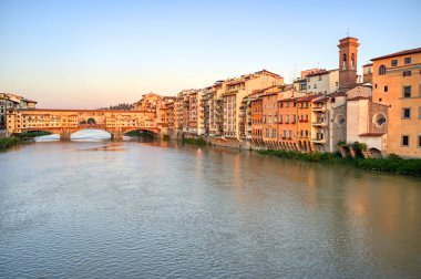 Floransa'da Arno Nehri ve Ponte Vecchio manzarası, İtalya.