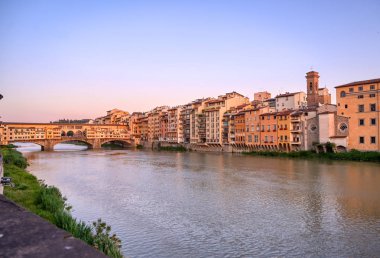 Floransa'da Arno Nehri ve Ponte Vecchio manzarası, İtalya.
