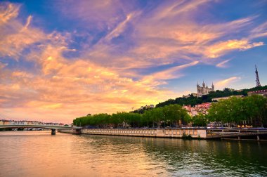 Gün batımında Saone nehri boyunca Lyon, Fransa manzarası.