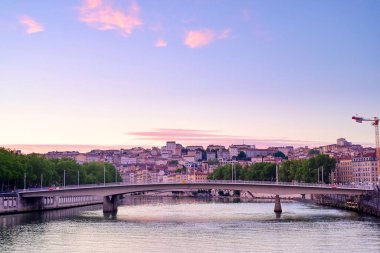 Gün batımında Saone nehri boyunca Lyon, Fransa manzarası.