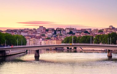 Gün batımında Saone nehri boyunca Lyon, Fransa manzarası.