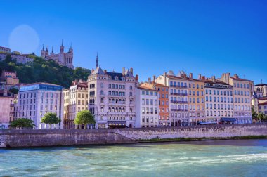 Lyon bir görünüm, Öğleden sonra Saone nehri boyunca Fransa.