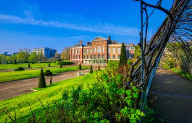 Londra, İngiltere - 17 Nisan 2019 : Kensington Palace bahçeleri Londra'nın merkezinde bulunan bir bahar sabahı, İngiltere. 