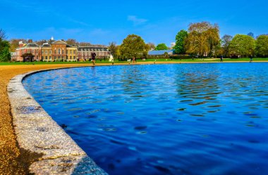 Londra, İngiltere - 17 Nisan 2019 : Kensington Palace bahçeleri Londra'nın merkezinde bulunan bir bahar sabahı, İngiltere. 