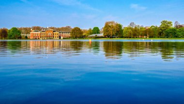 Londra, İngiltere - 17 Nisan 2019 : Kensington Palace bahçeleri Londra'nın merkezinde bulunan bir bahar sabahı, İngiltere. 