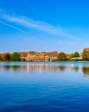 Londra, İngiltere - 17 Nisan 2019 : Kensington Palace bahçeleri Londra'nın merkezinde bulunan bir bahar sabahı, İngiltere. 