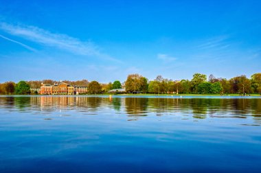 Londra, İngiltere - 17 Nisan 2019 : Kensington Palace bahçeleri Londra'nın merkezinde bulunan bir bahar sabahı, İngiltere. 
