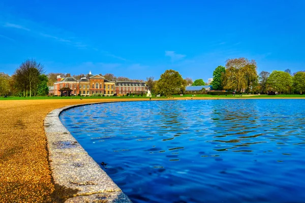 ロンドン イギリス 2019年4月17日 英国ロンドン中心部に位置する春の朝のケンジントン宮殿庭園 — ストック写真