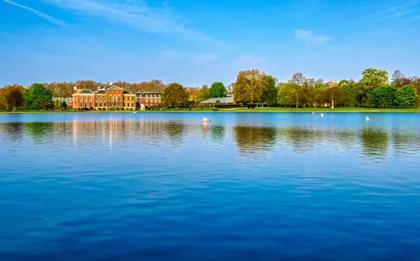 Londra, İngiltere - 17 Nisan 2019 : Kensington Palace bahçeleri Londra'nın merkezinde bulunan bir bahar sabahı, İngiltere. 