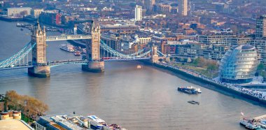 Tower Bridge ve Thames Nehri'nin Londra'daki manzarası, Birleşik Krallık.