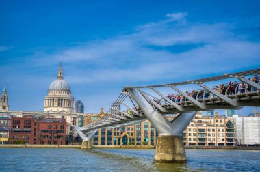 Londra, Birleşik Krallık - 18 Nisan 2019 - Millennium Köprüsü ve Londra'daki Thames Nehri boyunca St. Paul Katedrali.
