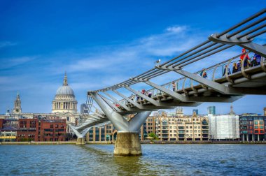 Londra, Birleşik Krallık - 18 Nisan 2019 - Millennium Köprüsü ve Londra'daki Thames Nehri boyunca St. Paul Katedrali.