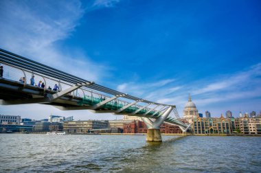 Londra, Birleşik Krallık - 18 Nisan 2019 - Millennium Köprüsü ve Londra'daki Thames Nehri boyunca St. Paul Katedrali.