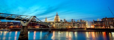 Millennium Köprüsü 'nün karşısındaki St. Paul Katedrali ve Londra, İngiltere' deki Thames Nehri..