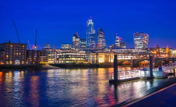 Londra Nın Londra Daki Thames Nehri Nin Karşısındaki Ufuk Çizgisi — Stok fotoğraf