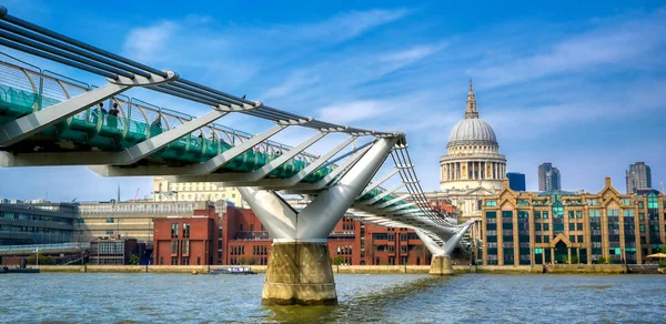 London United Kingdom April 2019 Paul Cathedral Millennium Bridge River — Stock Photo, Image
