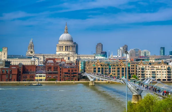 Londra, Birleşik Krallık - 18 Nisan 2019 - Millennium Köprüsü ve Londra'daki Thames Nehri boyunca St. Paul Katedrali.