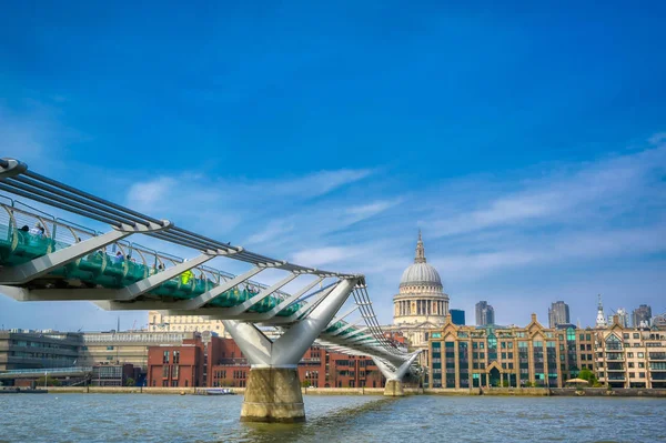 London United Kingdom April 2019 Paul Cathedral Millennium Bridge River — Stock Photo, Image