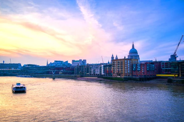 Paul Cathedral Gegenüber Der Millennium Bridge Und Der Themse London — Stockfoto