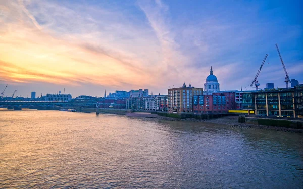 圣保罗大教堂横跨千禧桥和泰晤士河 英国伦敦 — 图库照片