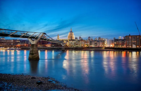 Saint Paul Cathedral Över Millennium Bridge Och Themsen London Storbritannien — Stockfoto