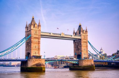 Londra'da Thames Nehri'nin karşısındaki Tower Bridge, İngiltere.