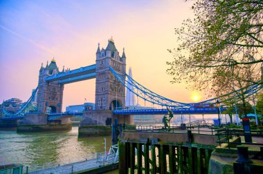 Londra'da Thames Nehri'nin karşısındaki Tower Bridge, İngiltere.